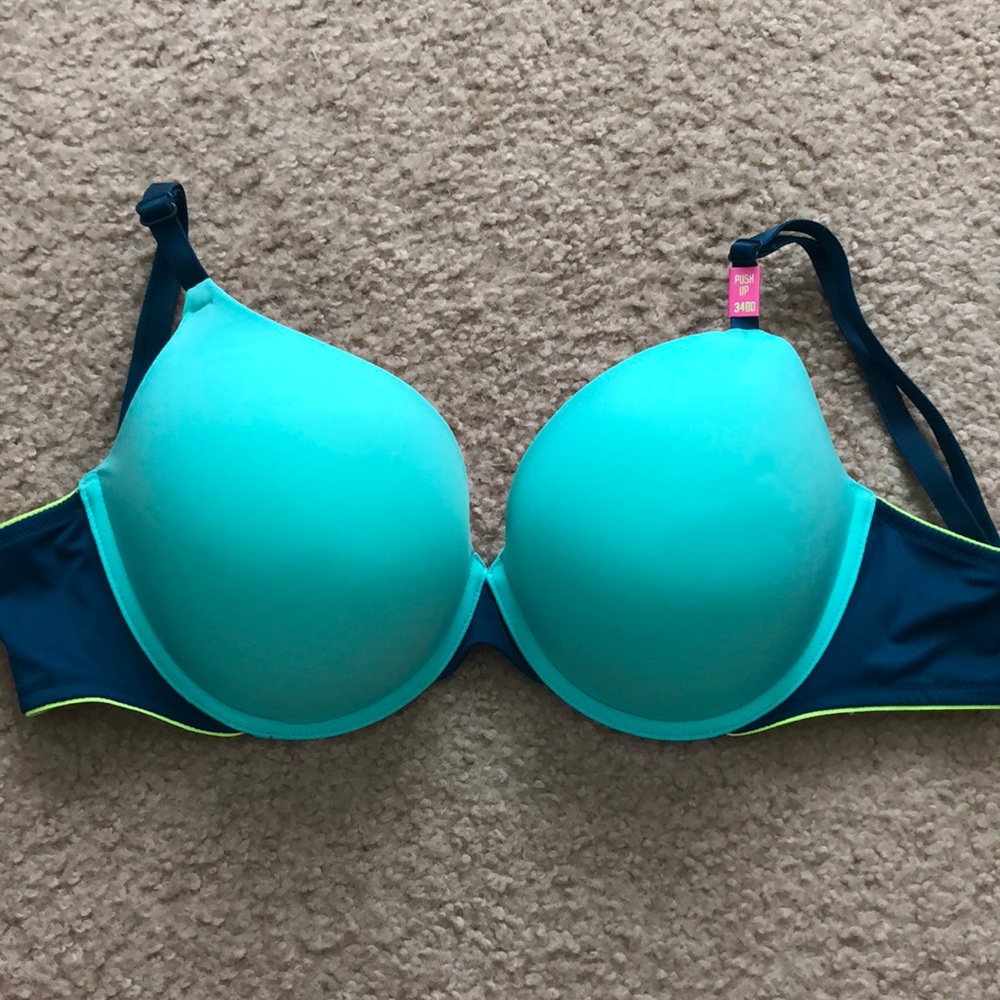 VS PINK Push Up Bra. Size 34DD. New With Tag.